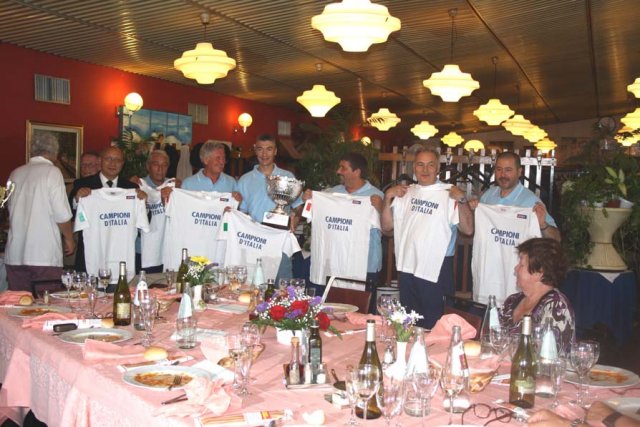Gruppo Sportivo MILANO con la maglia di Campioni d’Italia